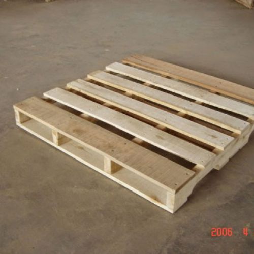 Pallet gỗ 2 hướng nâng khoét chân